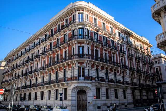 Imponente, raffinato, dagli iconici colori bianco e rosso: � il Palazzo degli Impiegati Statali di Bari